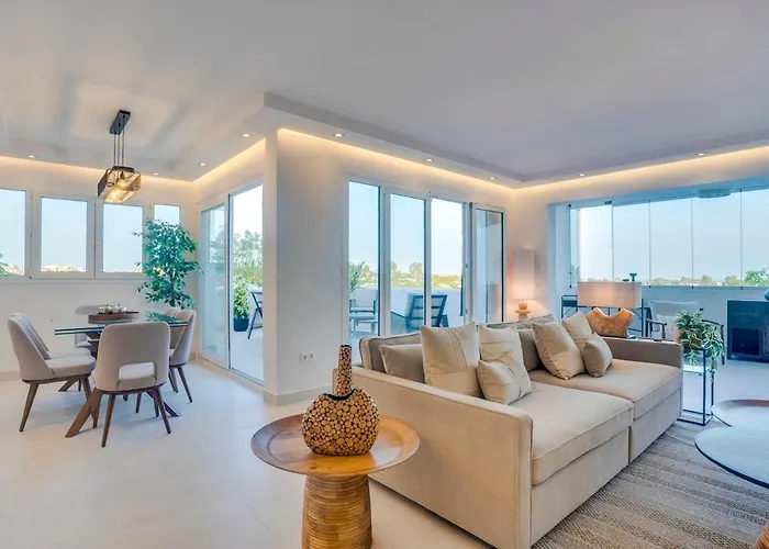 Atico Duplex En Con Vistas Al Mar Y Montana A 10 Min De La Playa 아파트 에스테포나